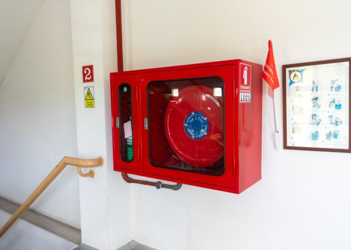 Equipo de seguridad contra incendios en escalera de edificio con extintor — boca de incendio equipada (BIE) instalada por GEP Protect conforme UNE-EN 671
