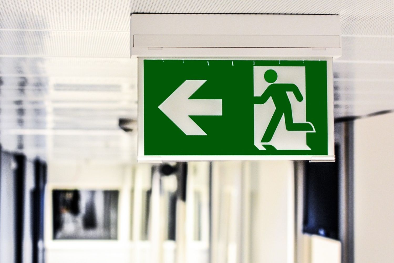 Señalización de emergencia y evacuación instalada por GEP Protect — señales fotoluminiscentes UNE 23034 e ISO 7010 en edificio